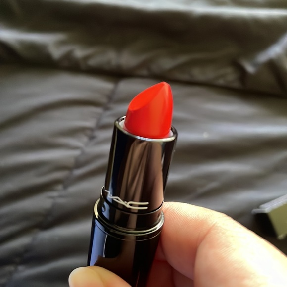 MAC Love me lipstick - shamelessly vain - Picture 2 of 8